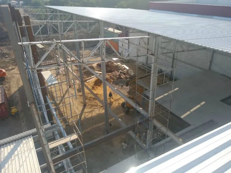 Galpão metálico em construção — vista aérea