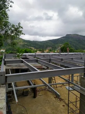 Vigamento metálico de laje e mezanino com vista para a serra