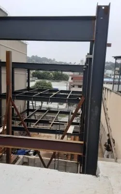 Estrutura metálica de prédio erguida entre edificações
